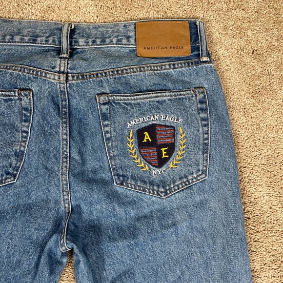 American Eagle Jeans Mens 30x28 Blue Embroidered Crest Pocket Preppy College Dad - Picture 7 of 9